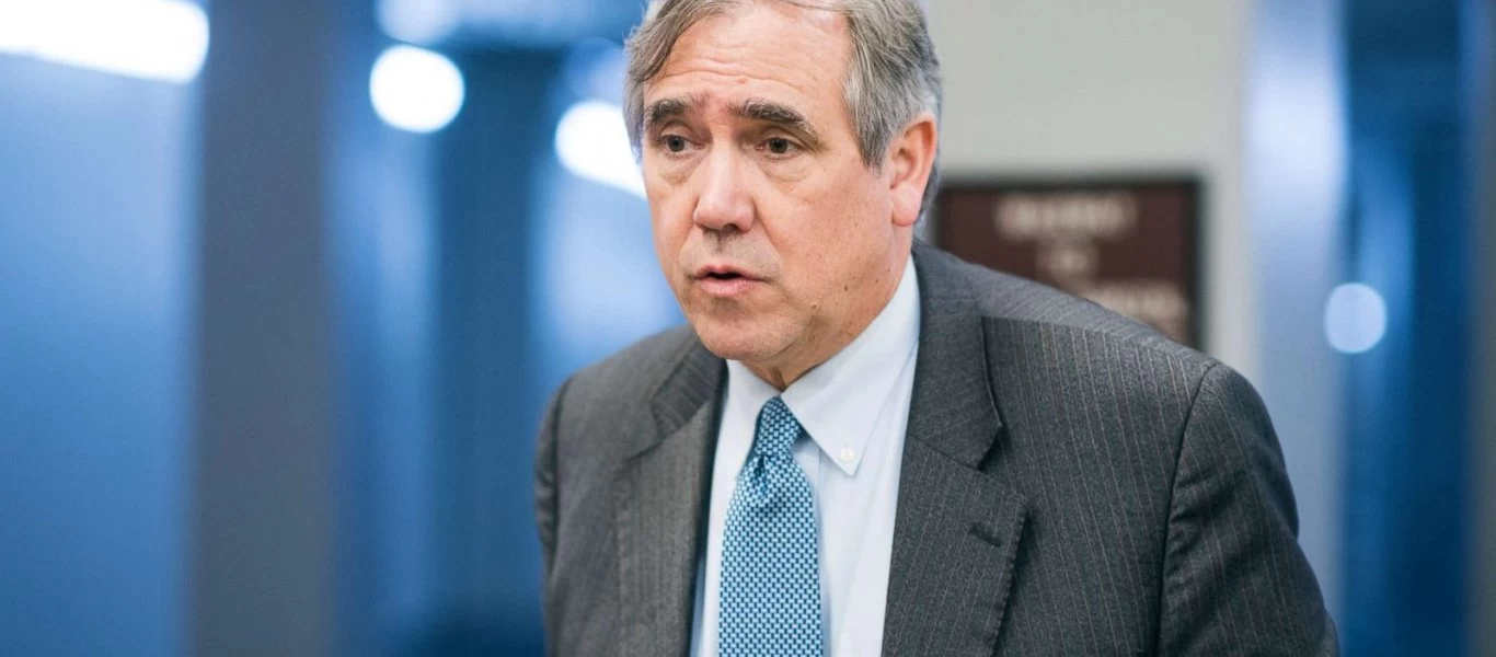 Γερουσιαστής Τ.Μπάρκλεϊ για την έφοδο στο Καπιτώλιο: «Μου έκλεψαν το laptop»